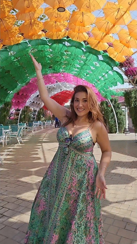 Vestido dorado en Miracle Garden