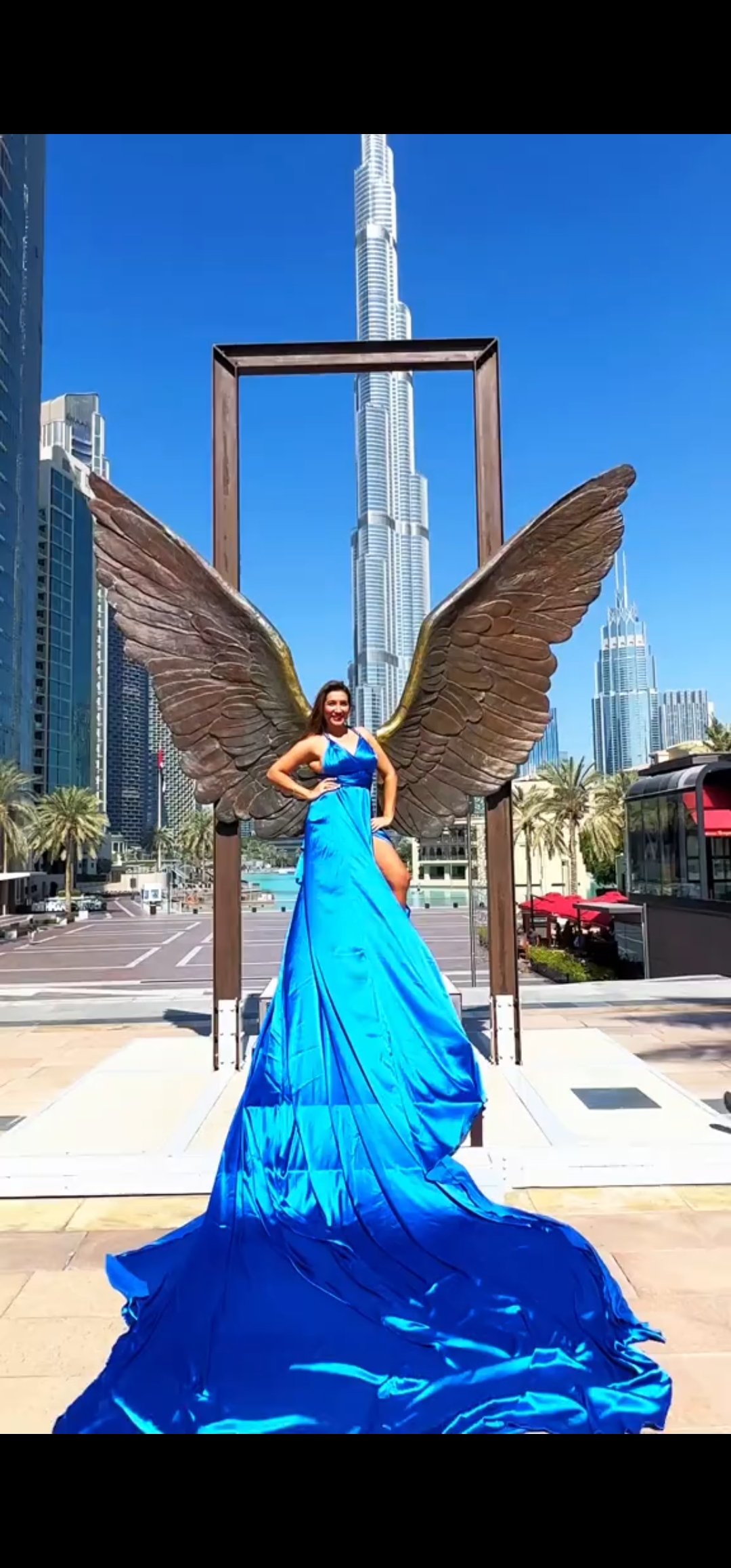 Burj Khalifa con alas – vestido azul